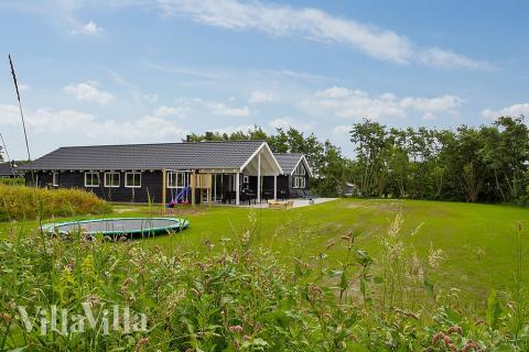 Trevliga lyxhus för 18 personer med ett vackert läge på den populära semesterorten Blåvand endast 600 m från havet. 