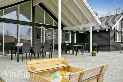 Njut av en grillkväll på terrassen i lyxstuga nr 372 i Vestjylland
