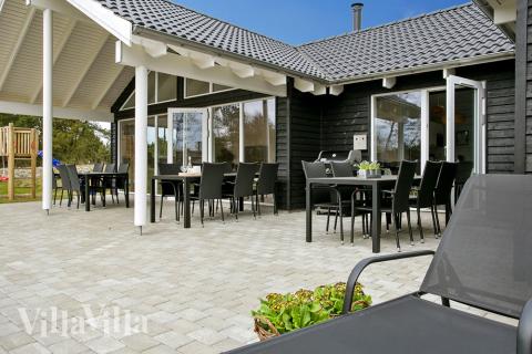 Lyxstuga nr 372 har en härlig terrass med sköna trädgårdsmöbler för 18 personer.