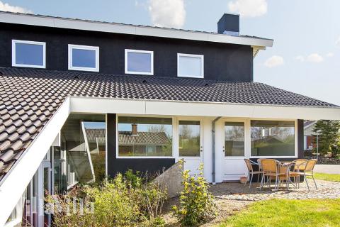 Stor terrass i lyxstuga nr 373 i Limfjorden.