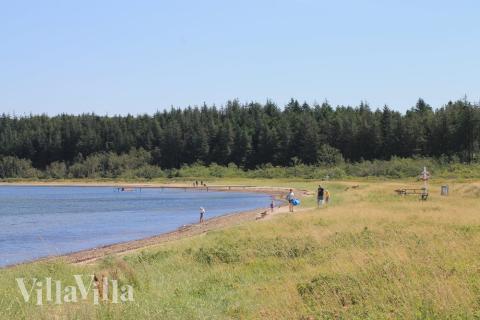 Stranden i närheten av lyxhus 373.