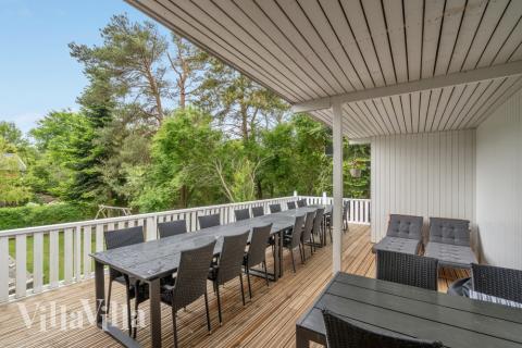 På terrassen i sommarhus nr 373 finns det plats för upp till 20 gäster.