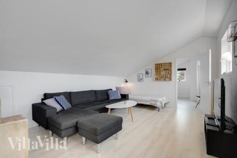 I soffhörnan i lyxstuga 373 i Limfjorden kan ni spela brädspel eller titta på film tillsammans.