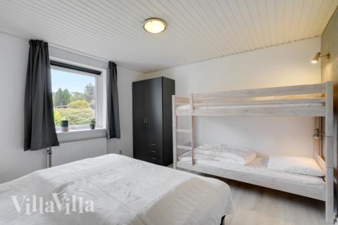 Ett av de 7 utmärkta sovrummen i lyxstuga nr 373 i Limfjorden.