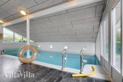 Den härliga poolen i lyxstuga nr 373 för 20 personer