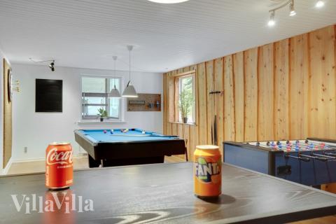 Aktivitetsrum i lyxstuga nr 373 med 7 sovrum och plats för 20 personer.