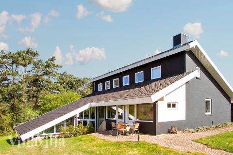 Den praktfulla poolstugan nr 373 med plats för 20 personer ligger i Limfjorden