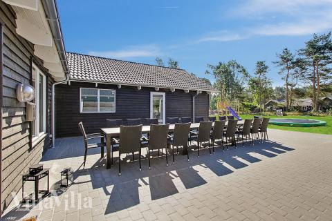 Lyxstuga nr 374 har en härlig terrass med sköna trädgårdsmöbler för 22 personer.