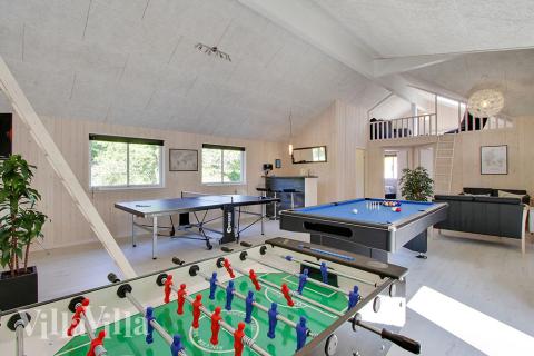 Lyxstuga 374 för 22 personer har ett stort aktivitetsrum med bl.a. biljard och dart