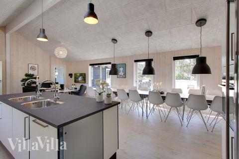 Det stora ljusa vardagsrummet i lyxstuga nr 374 för 22.