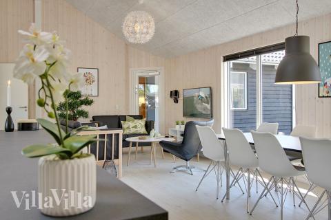 Vardagsrummet i lyxstuga nr. 374 har plats för 22 personer.