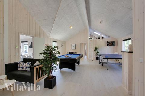 Förutom de många timmar som du kan tillbringa i stugans poolavdelning erbjuder lyxstuga 374 även biljard, bordtennis och dart