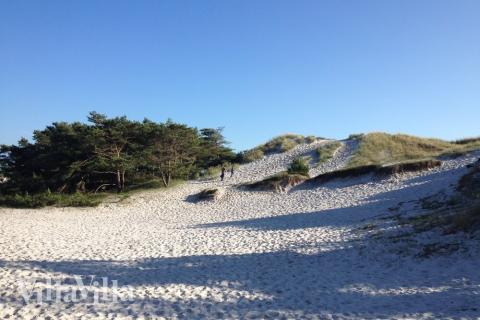 Stranden i närheten av lyxhus 374 i Bornholm bjuder in till en promenad.