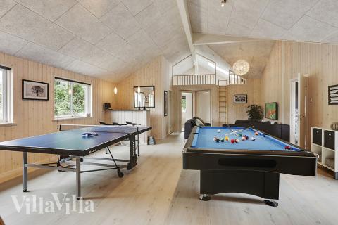 Förutom de många timmar som du kan tillbringa i stugans poolavdelning erbjuder lyxstuga 376 även biljard, bordtennis och dart