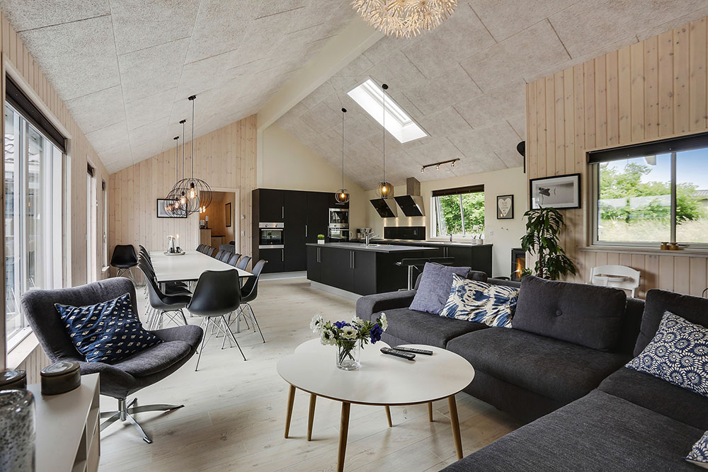 Det stora ljusa vardagsrummet i lyxstuga nr 376 för 22.