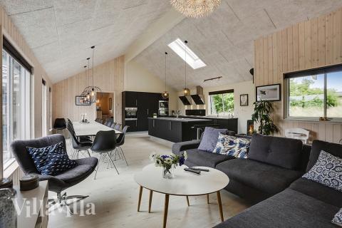 Det stora ljusa vardagsrummet i lyxstuga nr 376 för 22.