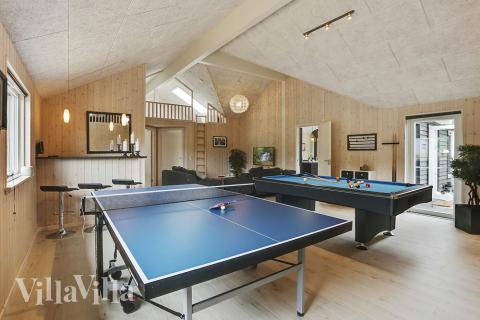 Aktivitetsrum i lyxstuga nr 376 med 8 sovrum och plats för 22 personer.