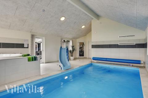 Sommarstuga 376 är inredd med en smakfull poolavdelning som har vattenrutschbana, ett stort inbyggt spapad och bastu