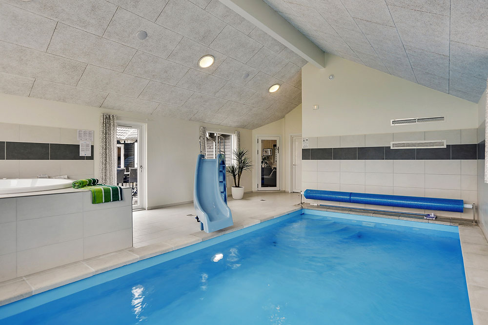 Sommarstuga 376 är inredd med en smakfull poolavdelning som har vattenrutschbana, ett stort inbyggt spapad och bastu