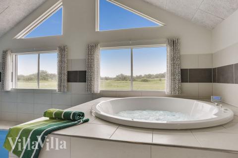 Njut av spabadets värme i lyxstuga nr 376 i Nordsjälland