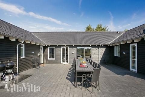 Lyxstuga nr 376 har en härlig terrass med sköna trädgårdsmöbler för 22 personer.