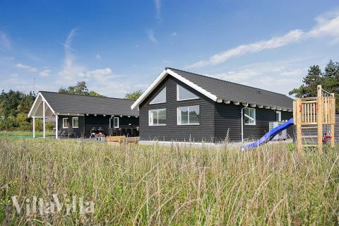 Stort lyxsommarhus är beläget vid Vejby Strand med vacker natur och nära till barnvänlig strand. 
