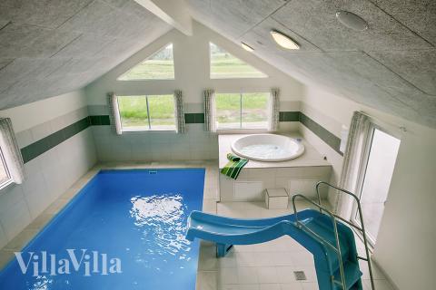 Den härliga poolen i lyxstuga nr 376 för 22 personer