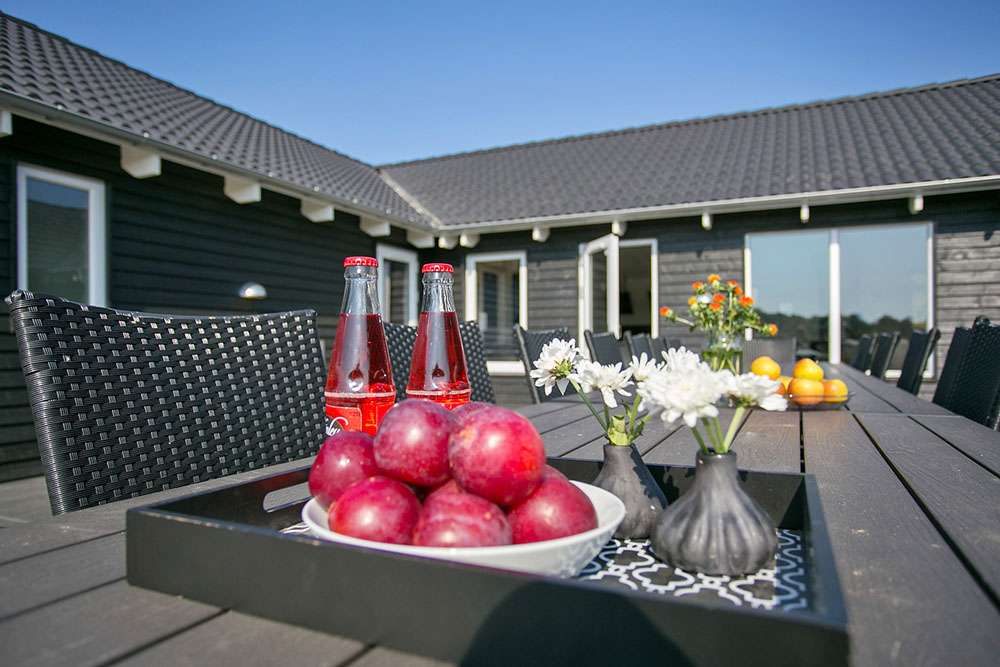 Njut av en grillkväll på terrassen i lyxstuga nr 376 i Nordsjälland