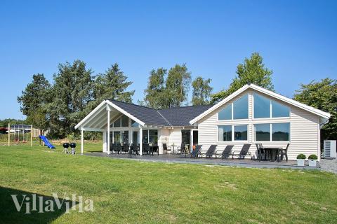 Lyxstuga nr 379 har en härlig terrass med sköna trädgårdsmöbler för 18 personer.