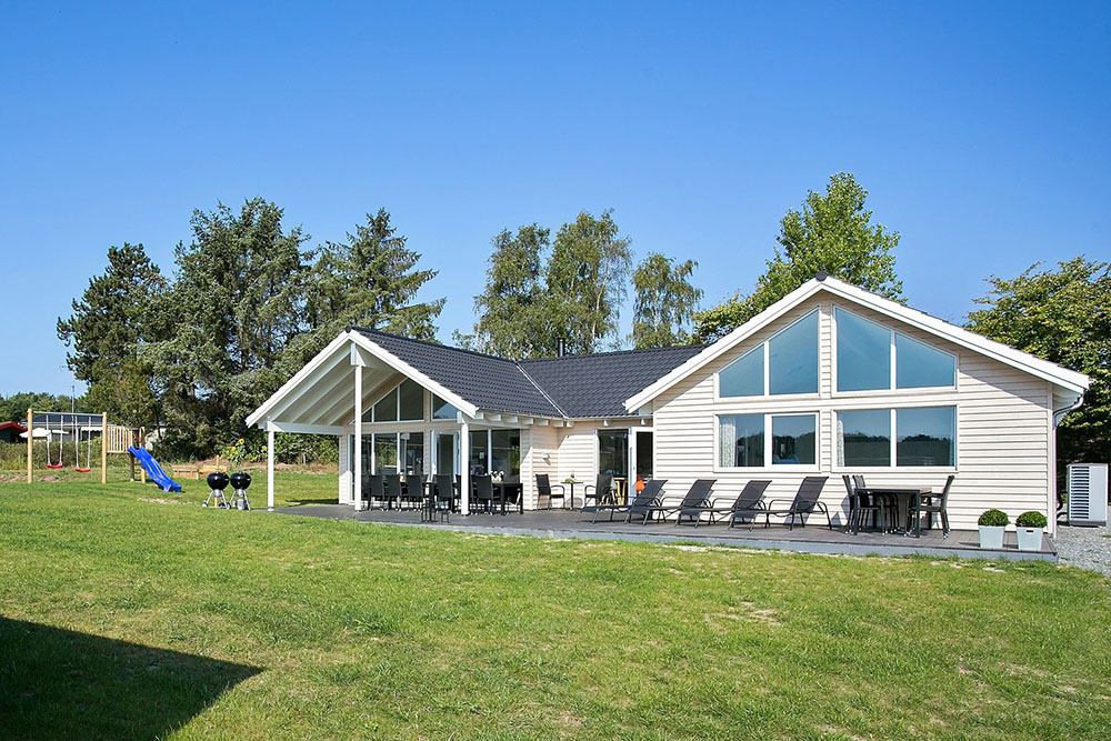 Lyxstuga nr 379 har en härlig terrass med sköna trädgårdsmöbler för 18 personer.