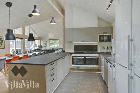 Köket i lyxstuga nr 379 är utrustat så att ni kan laga mat till 18 personer.