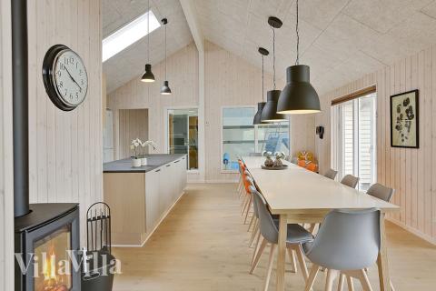 Det stora ljusa vardagsrummet i lyxstuga nr 379 för 18.