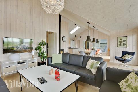 Vardagsrummet i lyxstuga nr. 379 har plats för 18 personer.