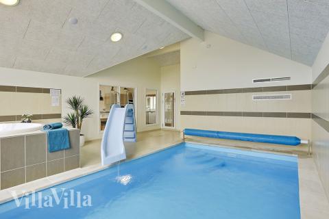 Sommarstuga 379 är inredd med en smakfull poolavdelning som har vattenrutschbana, ett stort inbyggt spapad och bastu