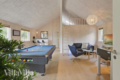 Aktivitetsrum i lyxstuga nr 379 med 7 sovrum och plats för 18 personer.