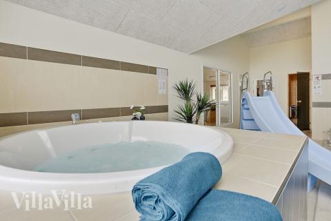 Njut av spabadets värme i lyxstuga nr 379 i Nordsjälland