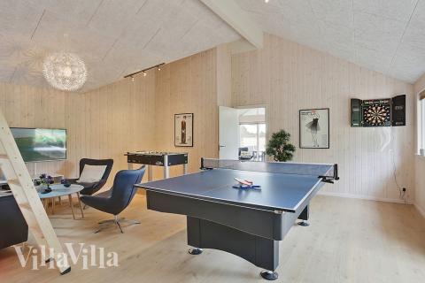 Lyxstuga 379 för 18 personer har ett stort aktivitetsrum med bl.a. biljard och dart