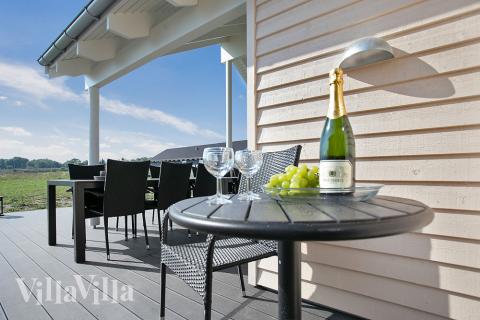 Njut av en grillkväll på terrassen i lyxstuga nr 379 i Nordsjälland