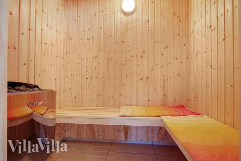 Njut av bastuvärmen i lyxstuga nr 375 för 24 personer