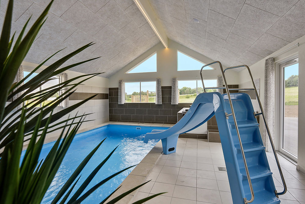 Sommarstuga 375 är inredd med en smakfull poolavdelning som har vattenrutschbana, ett stort inbyggt spapad och bastu