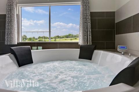 Njut av spabadets värme i lyxstuga nr 375 i Nordsjälland