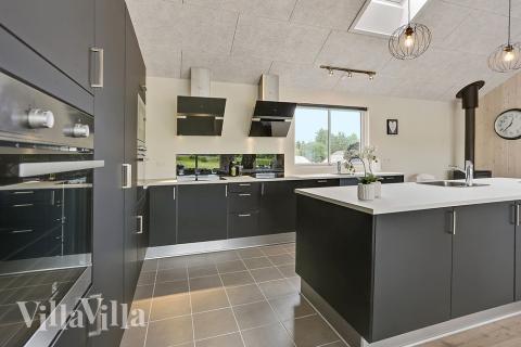 Köket i lyxstuga nr 375 är utrustat så att ni kan laga mat till 24 personer.