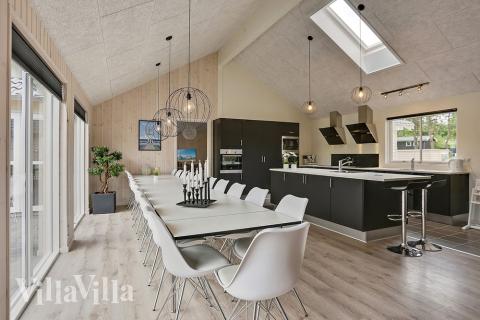 Det stora ljusa vardagsrummet i lyxstuga nr 375 för 24.