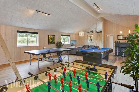 Aktivitetsrum i lyxstuga nr 375 med 9 sovrum och plats för 24 personer.