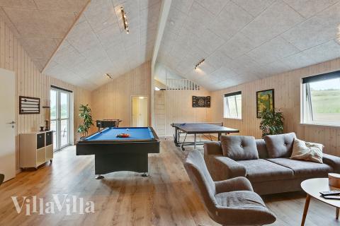 Lyxstuga 375 för 24 personer har ett stort aktivitetsrum med bl.a. biljard och dart