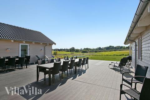 Lyxstuga nr 375 har en härlig terrass med sköna trädgårdsmöbler för 24 personer.