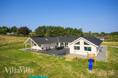 Sommarhus i Vejby Strand nær med plats för 24 personer som tillsammans kan ha en härlig semester och njuta av husets faciliteter.