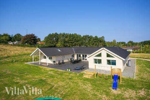 Sommarhus i Vejby Strand nær med plats för 24 personer som tillsammans kan ha en härlig semester och njuta av husets faciliteter.