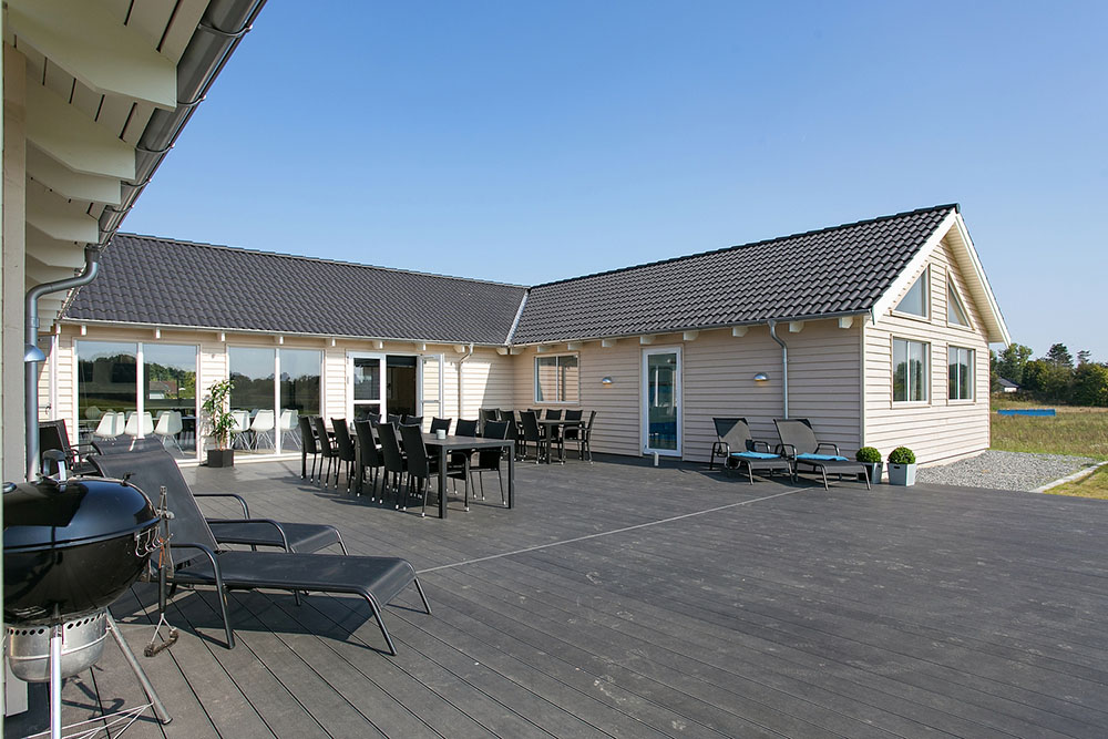 Njut av en grillkväll på terrassen i lyxstuga nr 375 i Nordsjälland
