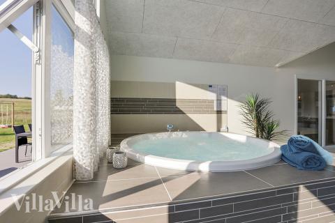 Njut av spabadets värme i lyxstuga nr 377 i Nordsjälland